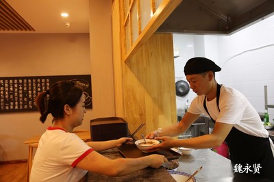 90后小夫妻高新區(qū)開中式快餐店，服務(wù)白領(lǐng)生意紅火